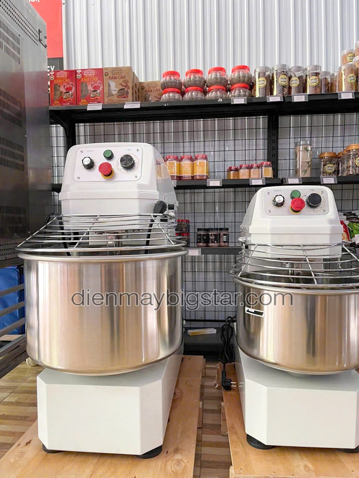Máy trộn bột mì công nghiệp nên mua loại nào dùng tốt 11 May tron bot lam banh SMT 50LB 3 1152x1536 1